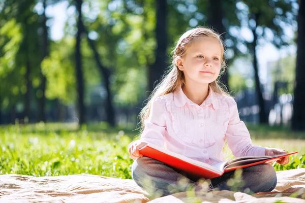 Lief meisje in park — Stockfoto