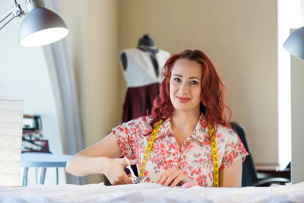 Kleermaker vrouw aan het werk — Stockfoto