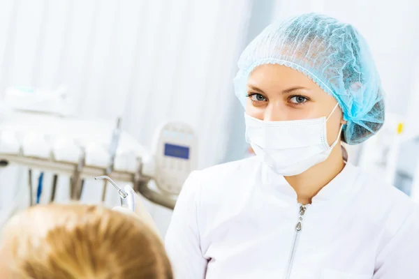 Dentista a inspecionar paciente — Fotografia de Stock