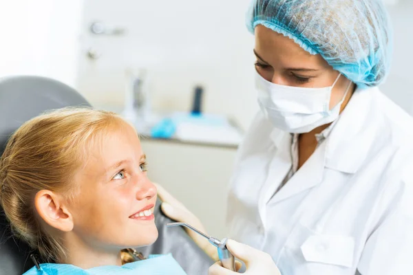 Dentista inspeccionando paciente — Foto de Stock