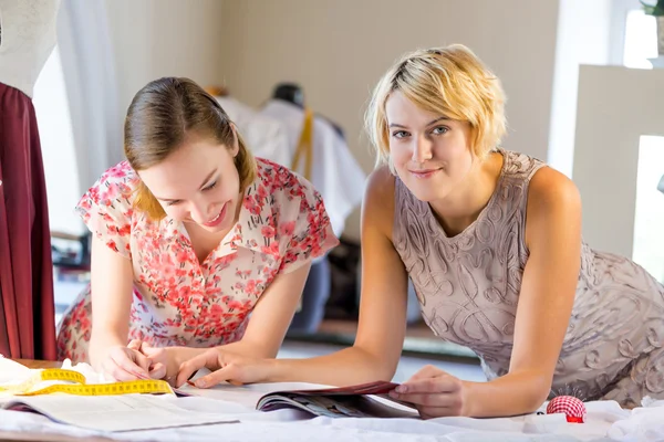 Twee sempstress op het werk — Stockfoto