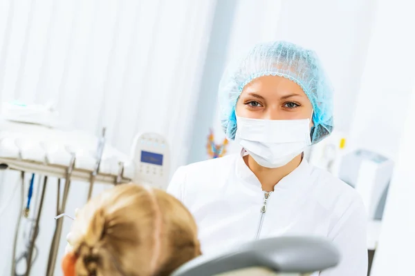 Dentista a inspecionar paciente — Fotografia de Stock