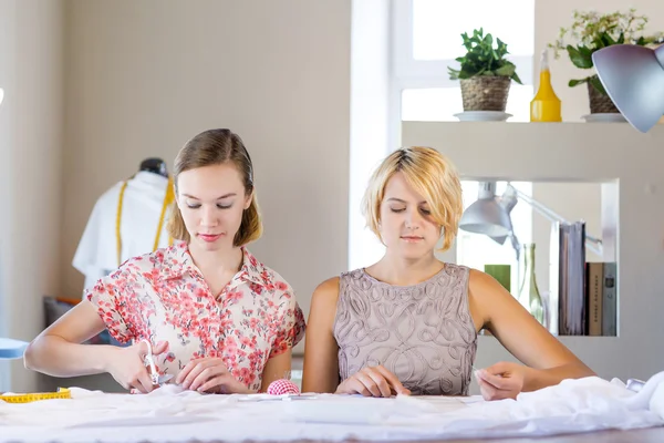 Dois sempstress no trabalho — Fotografia de Stock