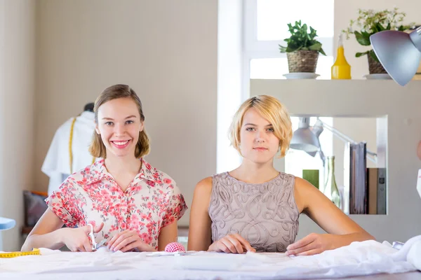 Twee sempstress op het werk — Stockfoto