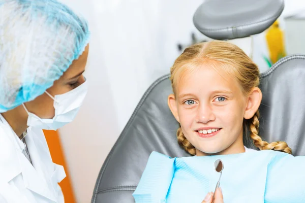 Dentista inspeccionando paciente — Foto de Stock