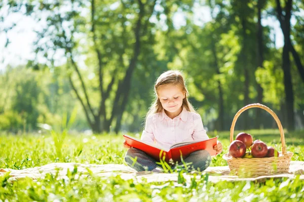 Sweet girl in park — Stock Photo, Image