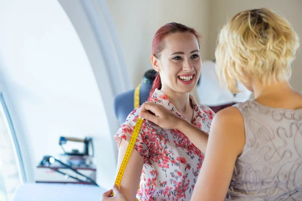 Dressmaker no trabalho — Fotografia de Stock