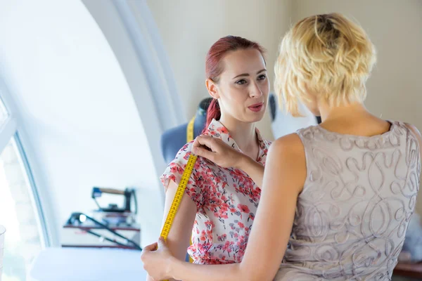 Schneiderin bei der Arbeit — Stockfoto