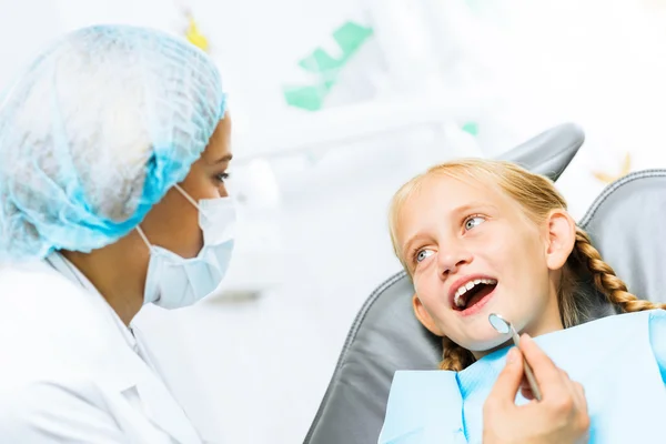 Dentista a inspecionar paciente — Fotografia de Stock