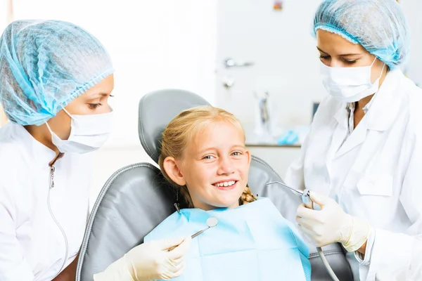 Dentista inspeccionando paciente — Foto de Stock