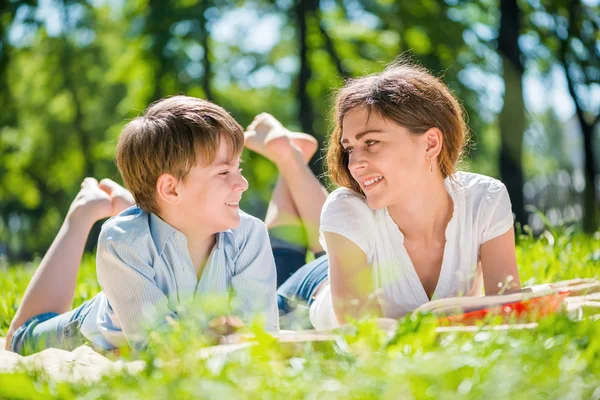 Familjen på park — Stockfoto