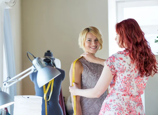 Dressmaker di tempat kerja — Stok Foto