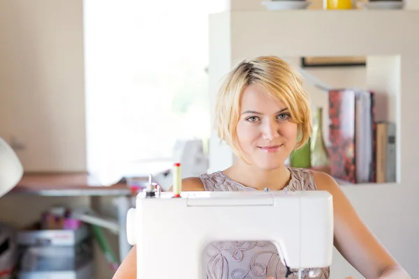 Sömmerska i arbetet — Stockfoto