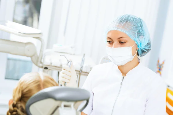 Dentysta kontroli pacjenta — Zdjęcie stockowe
