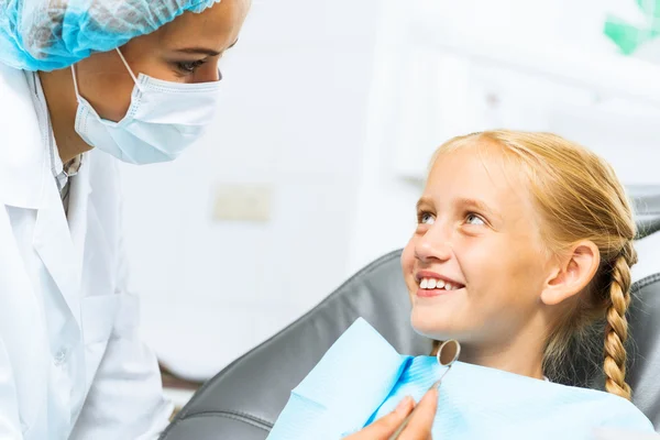 Dentista inspeccionando paciente — Foto de Stock