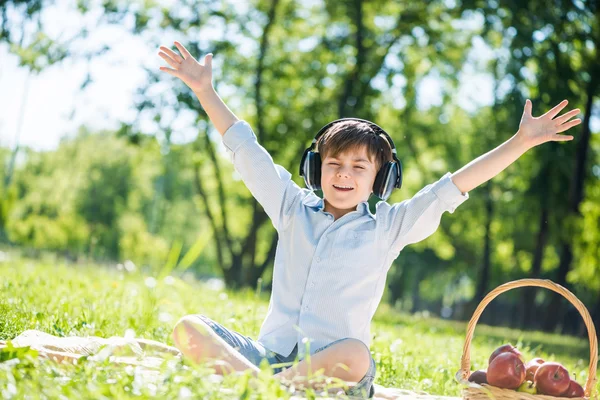 Ragazzo godendo di musica — Foto Stock