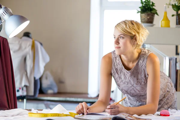 Sempstress op het werk — Stockfoto