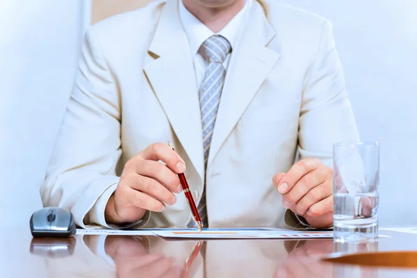 Businessman holding a pen in hand — Stock Photo, Image