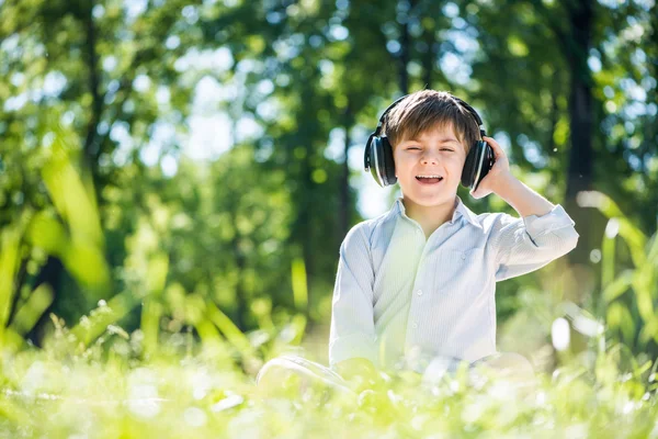 Αγόρι απολαμβάνετε τη μουσική — Φωτογραφία Αρχείου