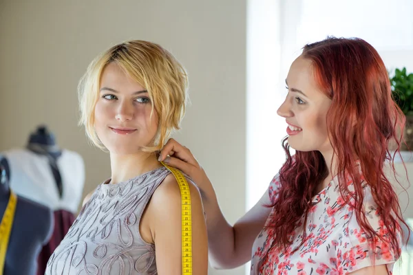 Dressmaker al lavoro — Foto Stock