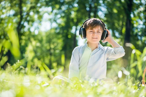 Garçon jouissant de la musique — Photo