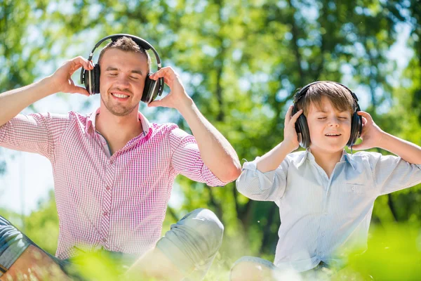 Padre e hijo en el parque — Foto de Stock