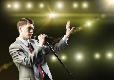 işadamı mikrofon ile