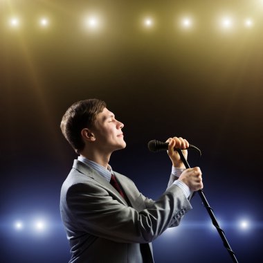 işadamı mikrofon ile