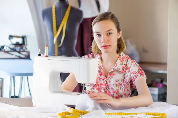 Sömmerska i arbetet — Stockfoto