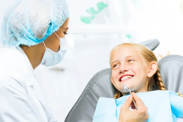 Dentista inspeccionando paciente — Foto de Stock