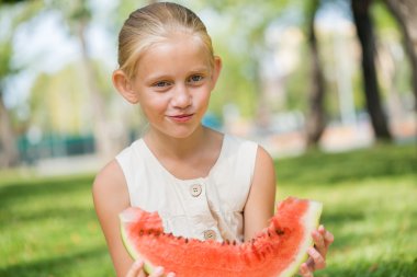 Karpuz dilimi ile çocuk