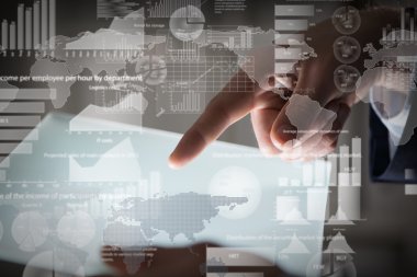 Tablet kullanan adam