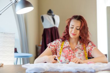 İşyerinde kadın terzi