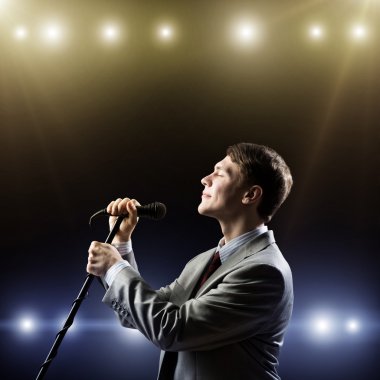 işadamı mikrofon ile