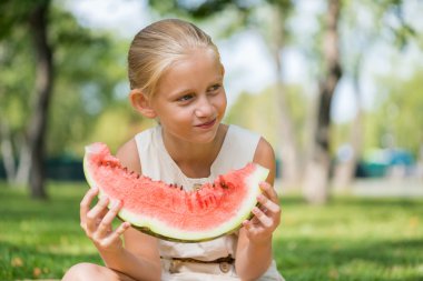 Karpuz dilimi ile çocuk