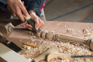 iş yerinde bir marangoz