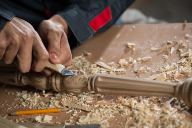 iş yerinde bir marangoz