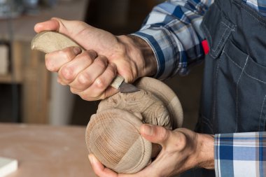 iş yerinde bir marangoz