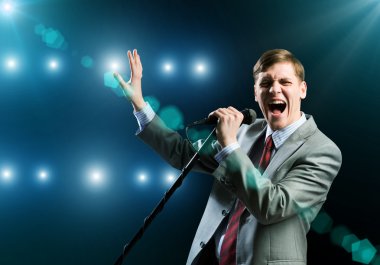 işadamı mikrofon ile