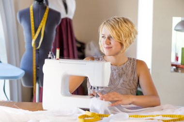 iş yerinde bir terzi