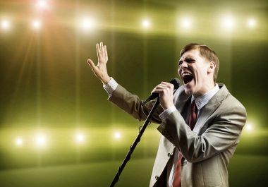 işadamı mikrofon ile