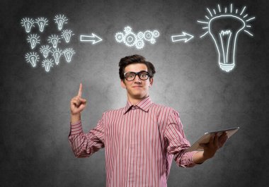 Tablet kullanan adam