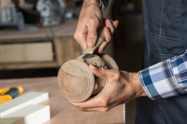 iş yerinde bir marangoz