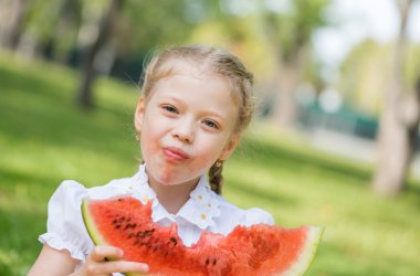 Karpuz dilimi ile çocuk