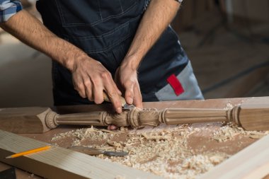 iş yerinde bir marangoz