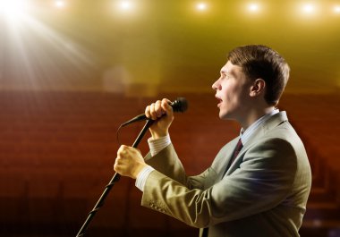 işadamı mikrofon ile