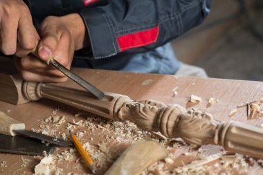 iş yerinde bir marangoz