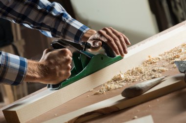 iş yerinde bir marangoz