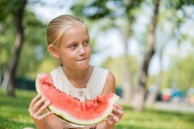 Karpuz dilimi ile çocuk