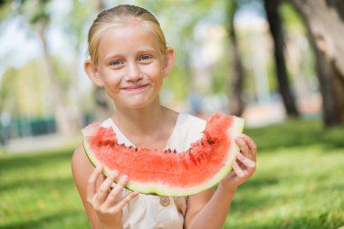 Karpuz dilimi ile çocuk